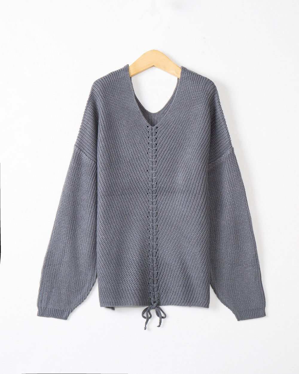 Pull femme en tricot épais avec un décolleté en V attrayant et des détails pratiques en cordon Chic und Stil