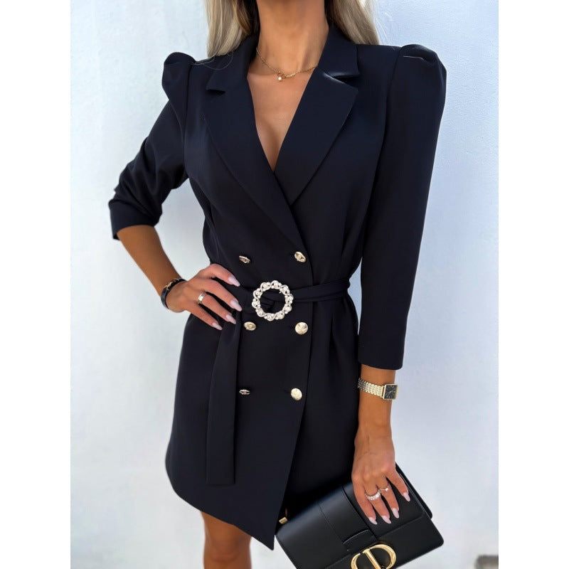 Robe-blazer pour femmes avec une taille élégante et des détails de boutons brillants Chic und Stil