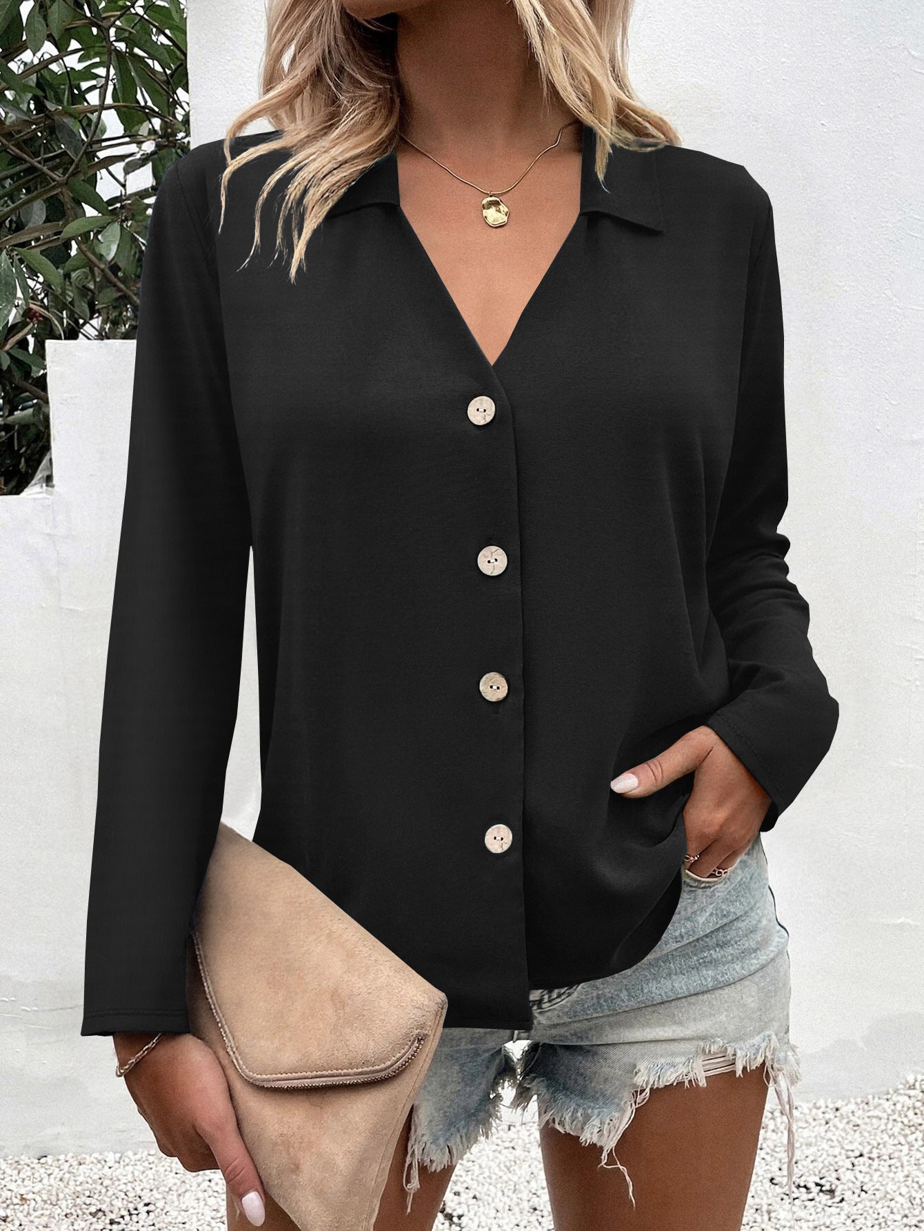 Blouse féminine tendance avec décolleté en V et détails de boutons Chic und Stil