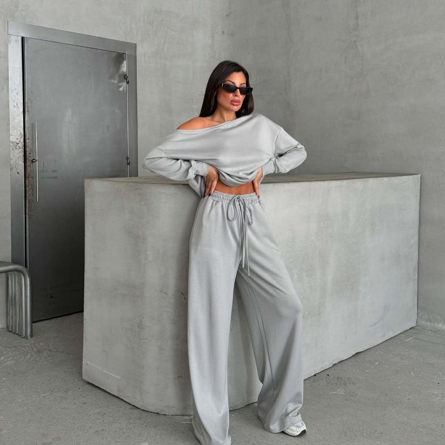 Combinaison décontractée pour femmes avec des jambes larges et un design off-shoulder Chic und Stil