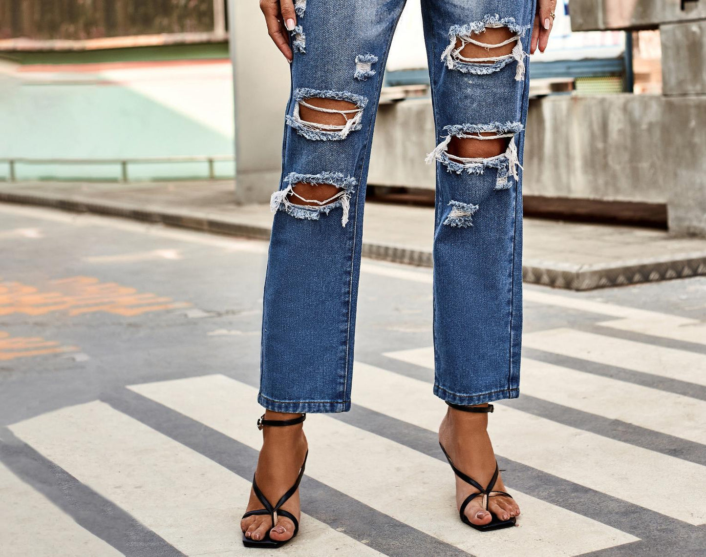 Jean femme coupe décontractée avec éléments déchirés et taille haute Chic und Stil
