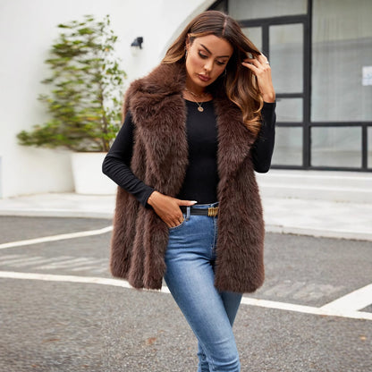 Dames gilet en fausse fourrure avec une coupe élégante et un col volumineux Chic und Stil