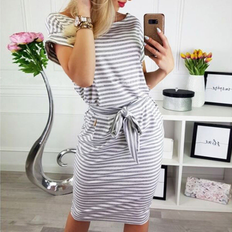 Robe rayée élégante pour femmes avec ceinture à nouer Chic und Stil