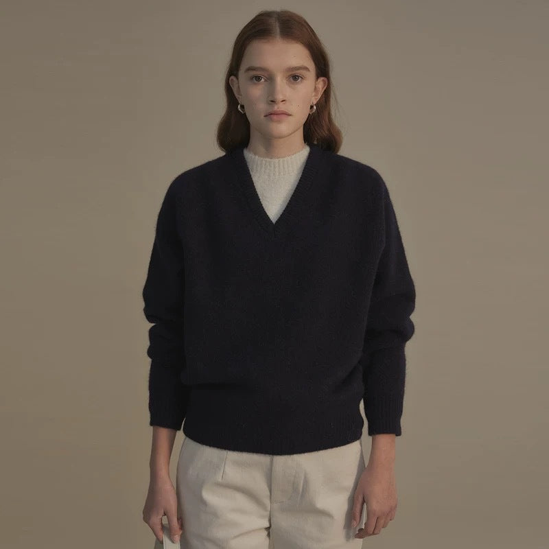 High quality wool pullover with V-neck for women Chic und Stil