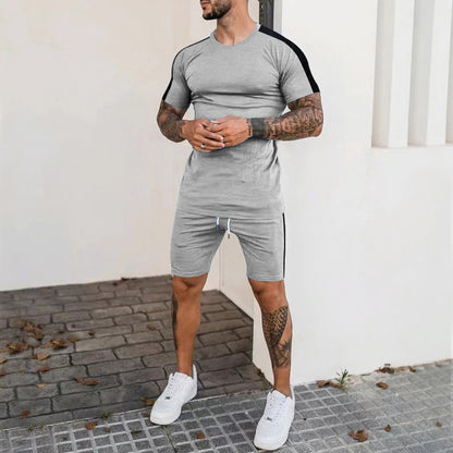 Men's sports set with short sleeves and shorts with contrasting details Chic und Stil