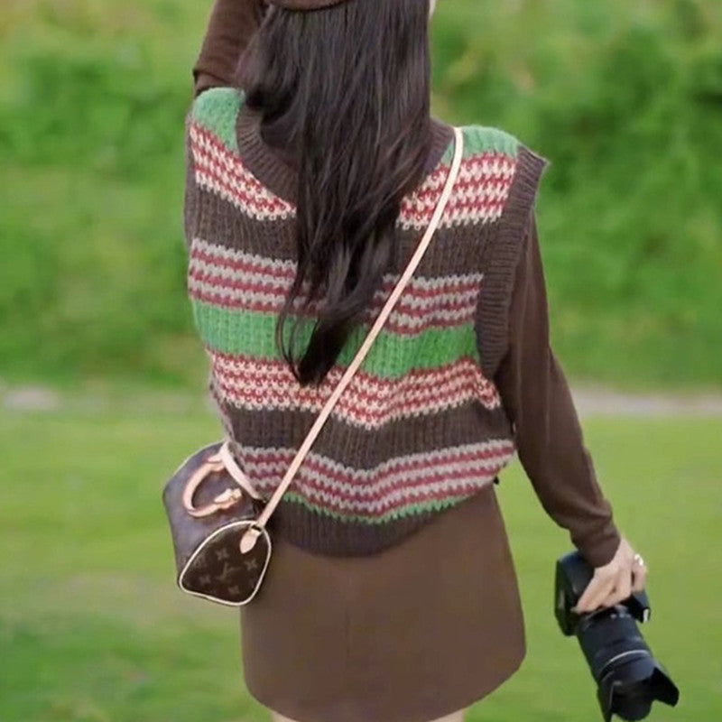 Casual knitted pullover for women, oversized, with a colorful striped pattern and a sleeveless design Chic and Style