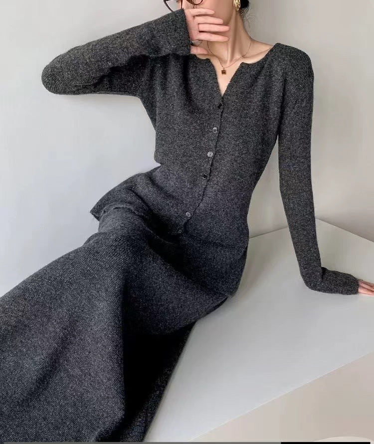 Robe en tricot élégante pour femmes avec une silhouette féminine et un joli décolleté en V Chic und Stil