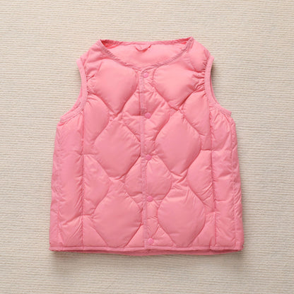 Sleeveless women's jacket with a stylish quilted pattern and functional snap buttons Chic and Style