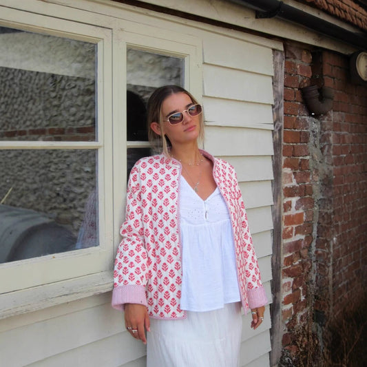 Trendy bomber jacket for women with floral pattern and practical button details Chic und Stil