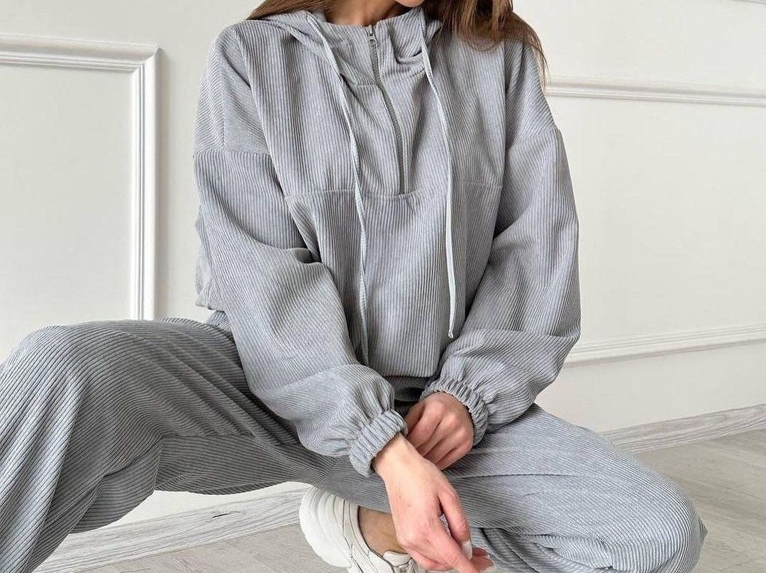 Women's Elegant Sports Set in Hoodie and Jogging Pants Chic and Style