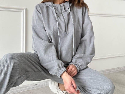 Women's Elegant Sports Set in Hoodie and Jogging Pants Chic and Style