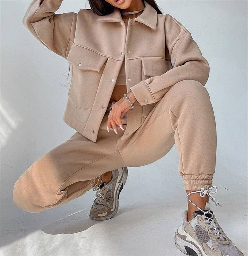 Casual set for women in sweatshirt and jogger pants Chic und Stil