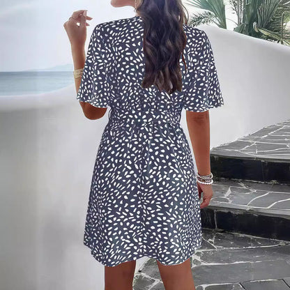 Robe enveloppante pour femmes avec des motifs floraux et une coupe flatteuse Chic und Stil