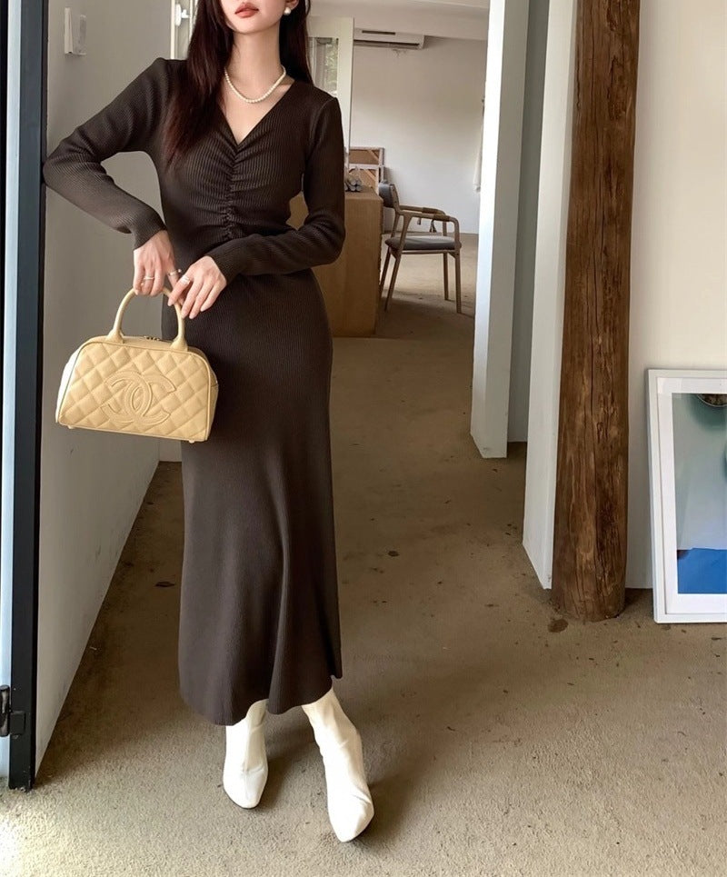 Robe en tricot à manches longues pour femmes avec un décolleté en V raffiné et une coupe cintrée Chic und Stil