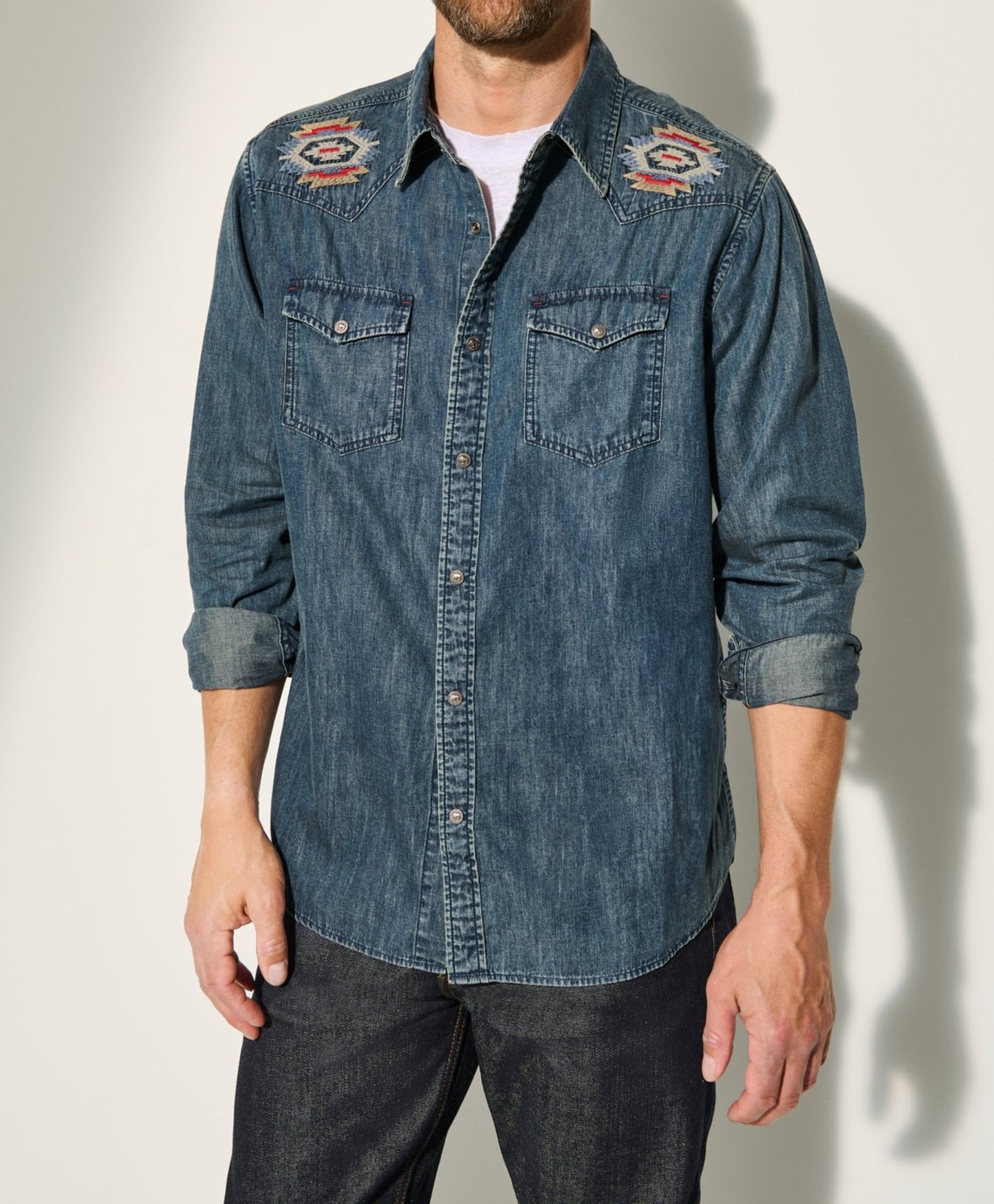 Chemises en jean pour hommes avec un design de broderie attrayant Chic und Stil