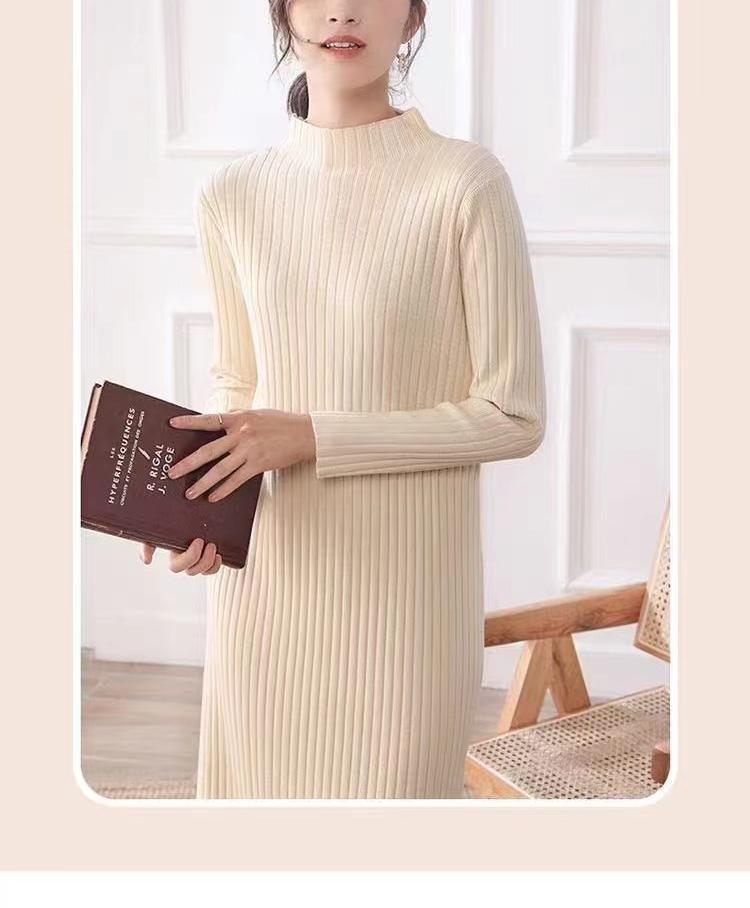 Robe en tricot pour femmes avec une fine texture côtelée et un col montant Chic und Stil