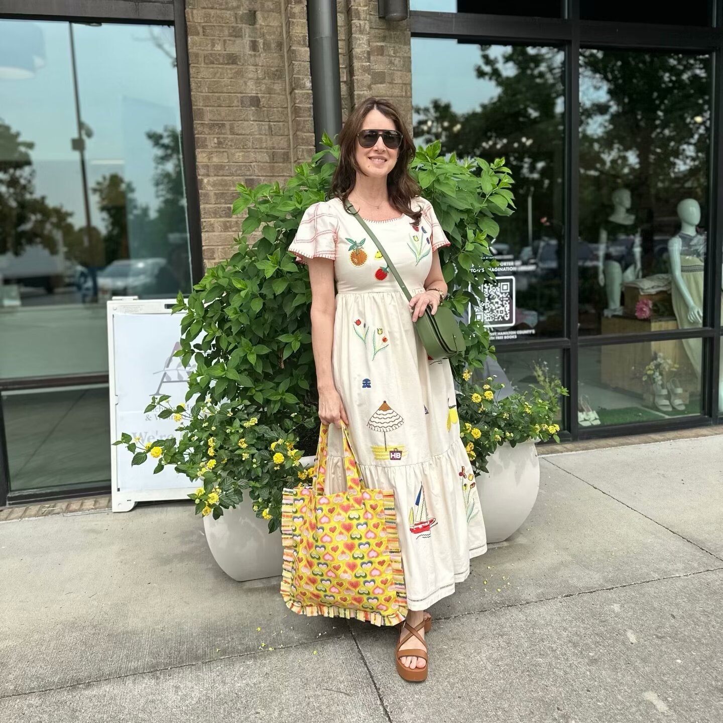 Robe d'été pour femmes avec un design brodé coloré et une coupe décontractée Chic und Stil