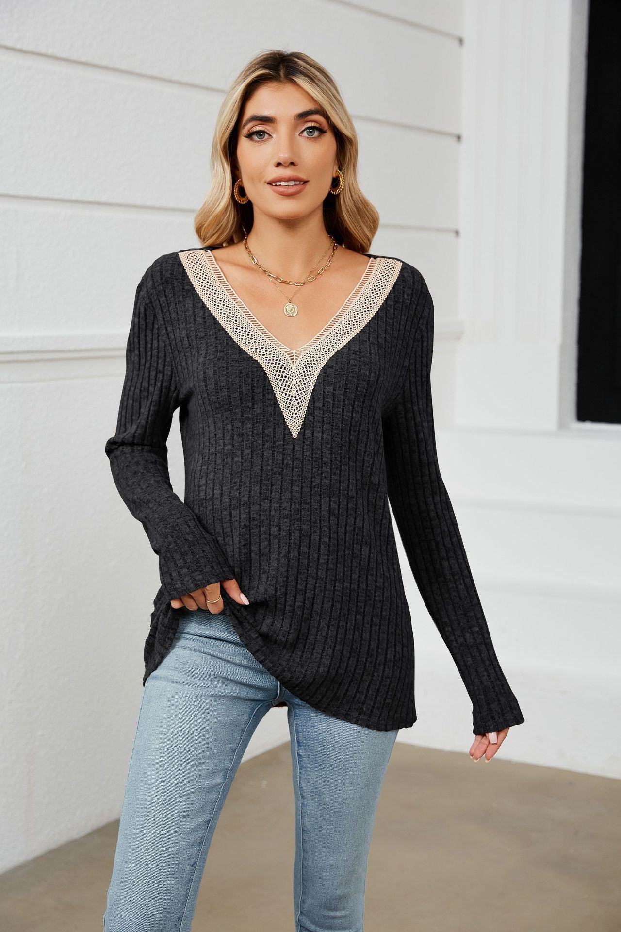 Pull en tricot pour femmes avec encolure en V et dentelle romantique Chic und Stil