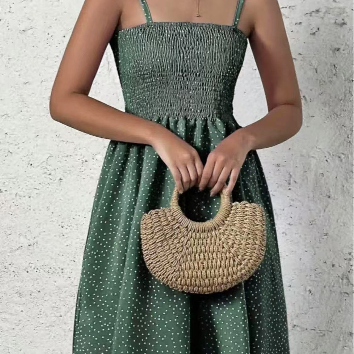 Robe à col halter pour femmes avec une silhouette aérienne et un joli motif à pois Chic und Stil
