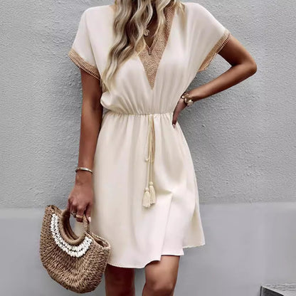 Robe de loisirs pour femmes avec décolleté en V et détails décoratifs Chic und Stil