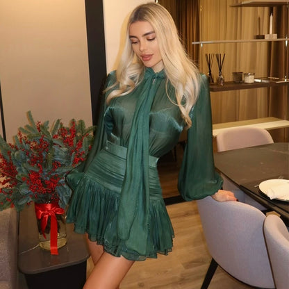 Dames Élégante Robe Mini avec Détail de Volant Generux et Manches Transparents Chic und Stil