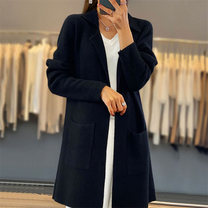 Oversized women’s cardigan with a deep V-neck and practical pockets Chic und Stil