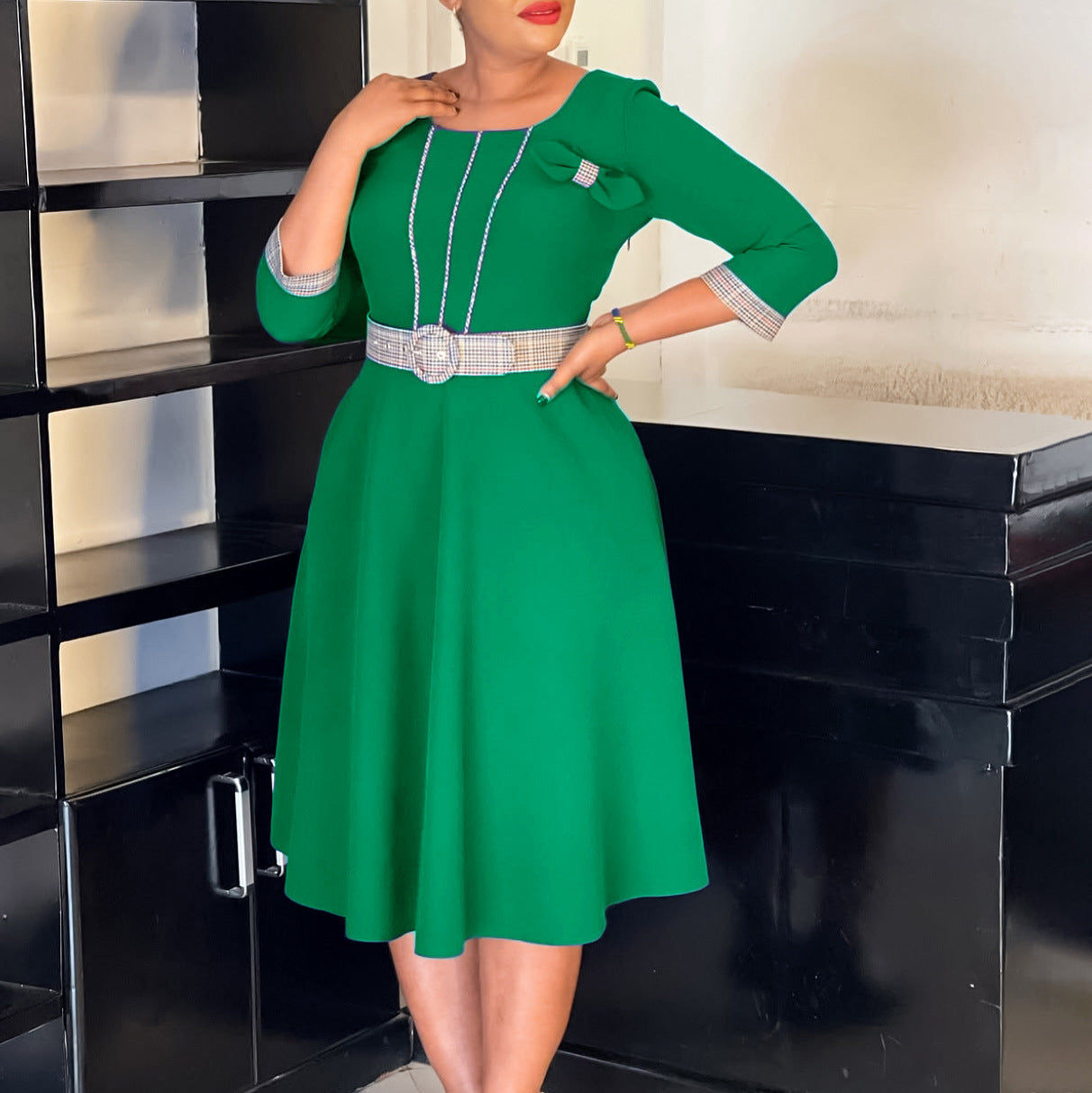 Robe A-ligne pour femme avec ceinture décorative à la taille et détails élégants Chic und Stil