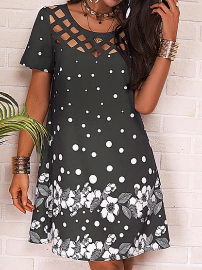 Robe de loisirs pour femmes avec un design à découpe unique et un accent floral Chic und Stil