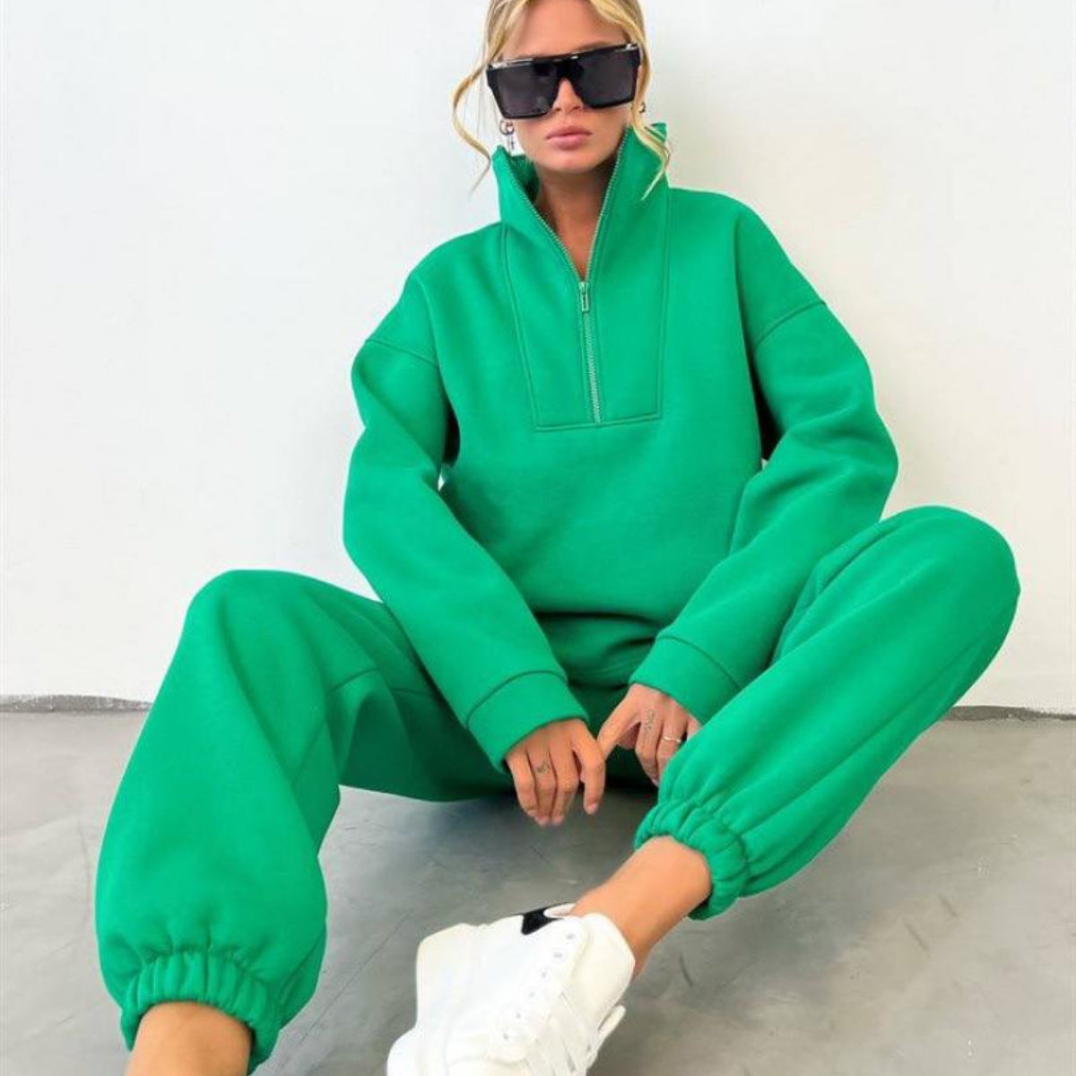 Chic und Stil women's sporty fleece sweatshirt set and high-neck jogging pants