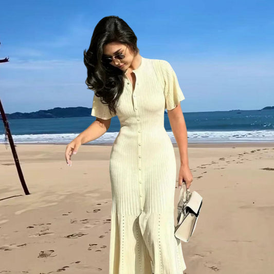 Robe en tricot mi-longue pour femmes avec une elegante patte de boutons et des détails à la mode Chic und Stil