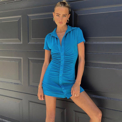Robe courte et cintrée pour femmes avec des manches courtes, effet froncé vertical et détails de boutons à la mode de Chic und Stil