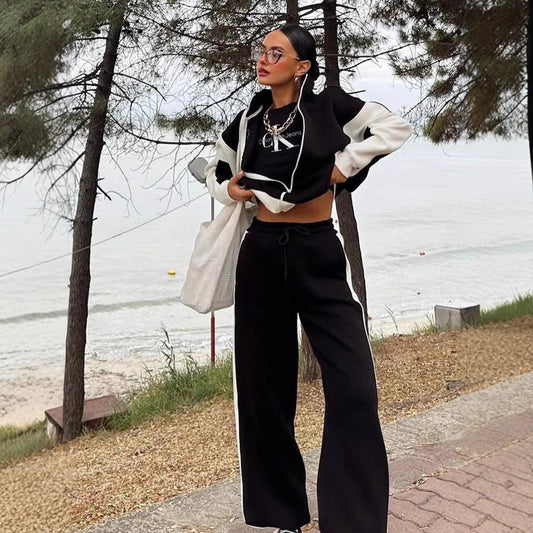 Women's athletic set consisting of a crop top and loose pants Chic und Stil