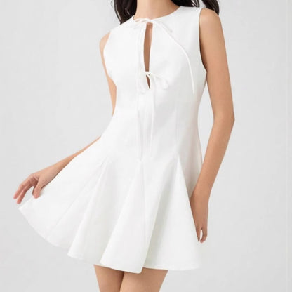 Robe de loisirs pour femmes avec des détails de nœuds raffinés et un ourlet flottant Chic und Stil