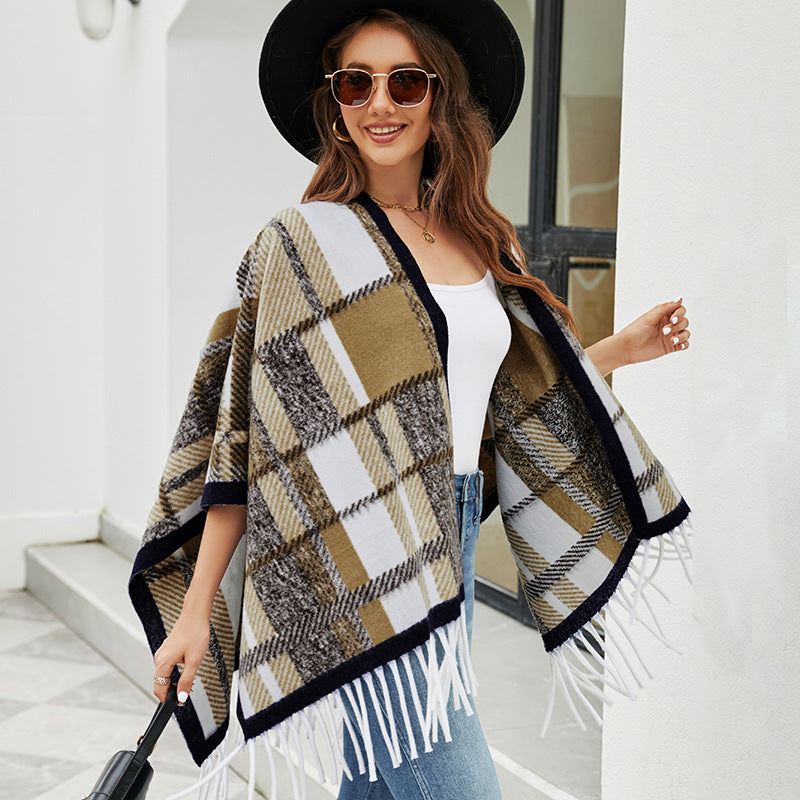 Elegant poncho for women with modern check pattern and fringes Chic and Style
