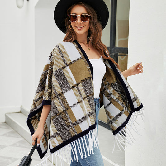 Elegant poncho for women with modern check pattern and fringes Chic and Style