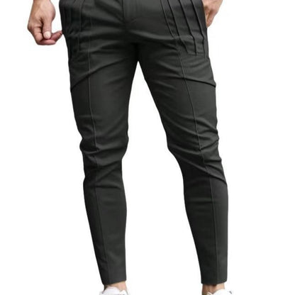 Stylish chino pants for men with modern pleats from Chic und Stil