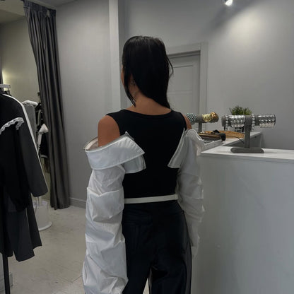 Dames Haut tendance avec des manches puffées frappantes et une fermeture éclair Chic und Stil