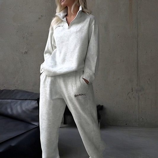 Casual women's sweater with half-zip and comfortable jogger pants Chic und Stil