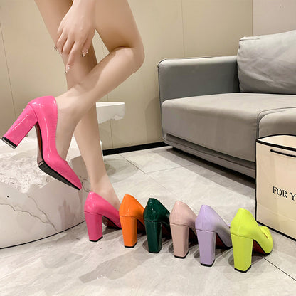 Chaussures à talons en dentelle pour femmes avec un bloc confortable et une finition brillante Chic und Stil