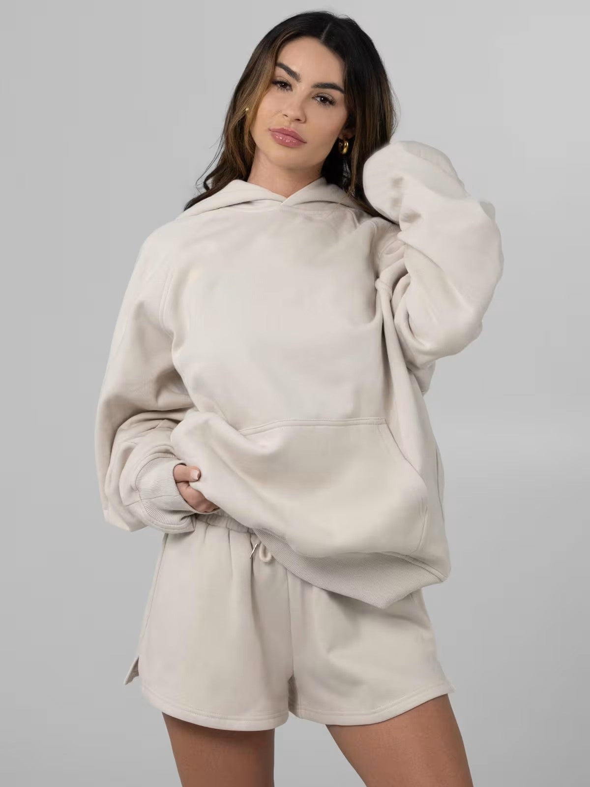 Dames ensemble confortable à capuche et short Chic und Stil