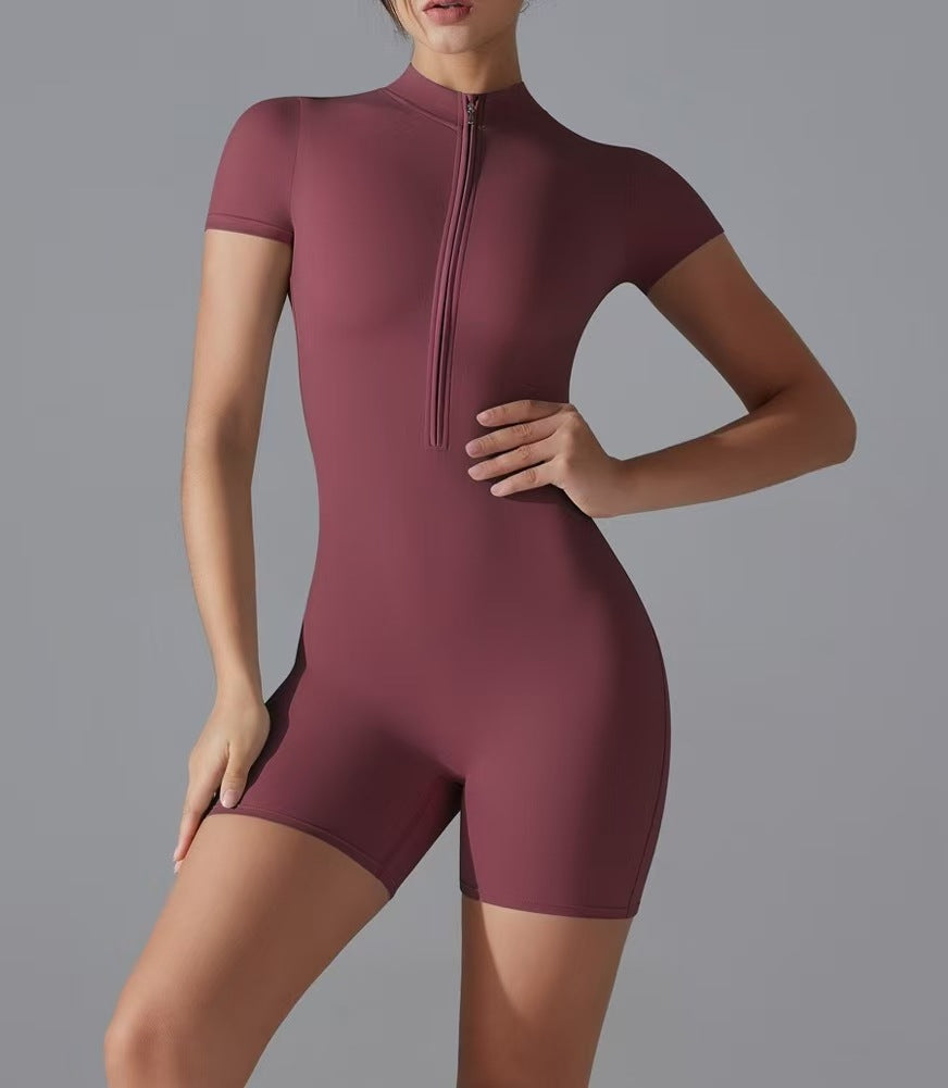 Chic and Stil short-sleeved sports jumpsuit with zipper