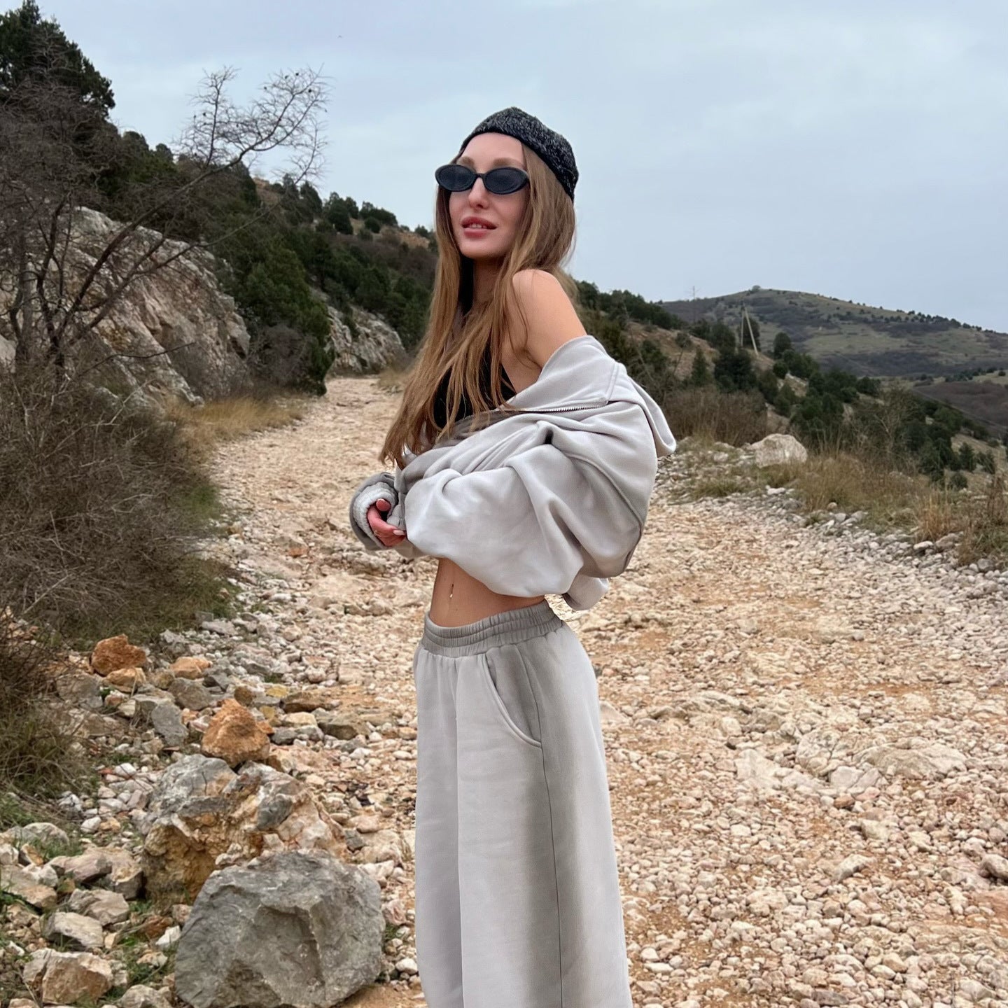 Trendy women's lounge set with oversized hooded sweatshirt and wide pants Chic and Style