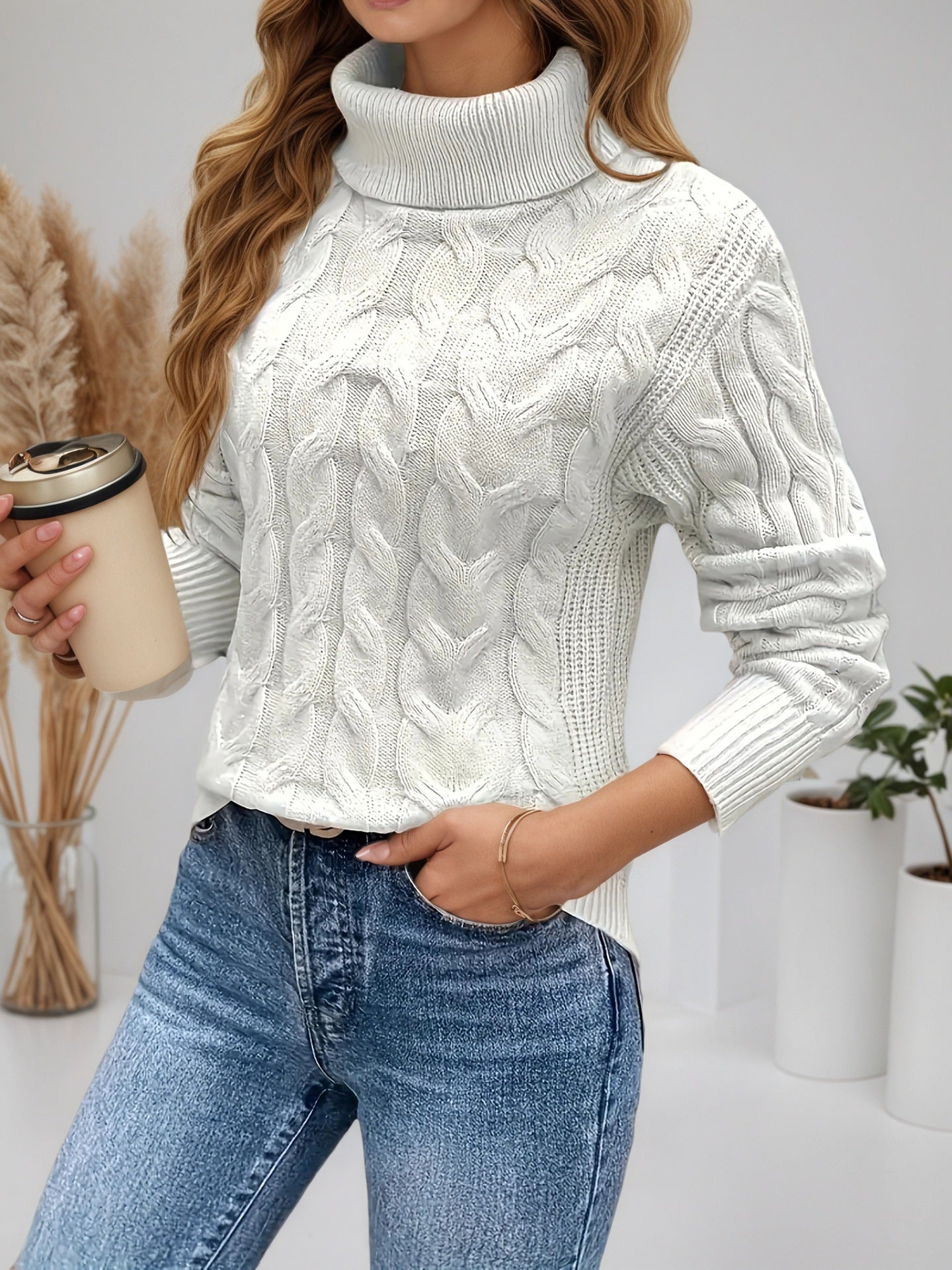 Pull en tricot pour femmes avec col montant et motif en câble Chic und Stil