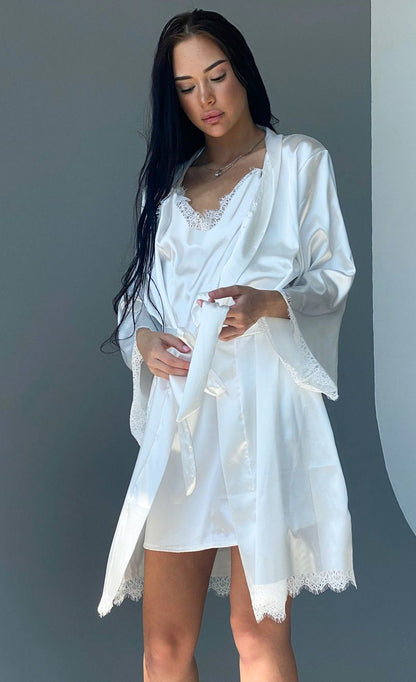 Robe de nuit en satin luxueux pour femmes avec accents en dentelle et manteau kimono Chic und Stil