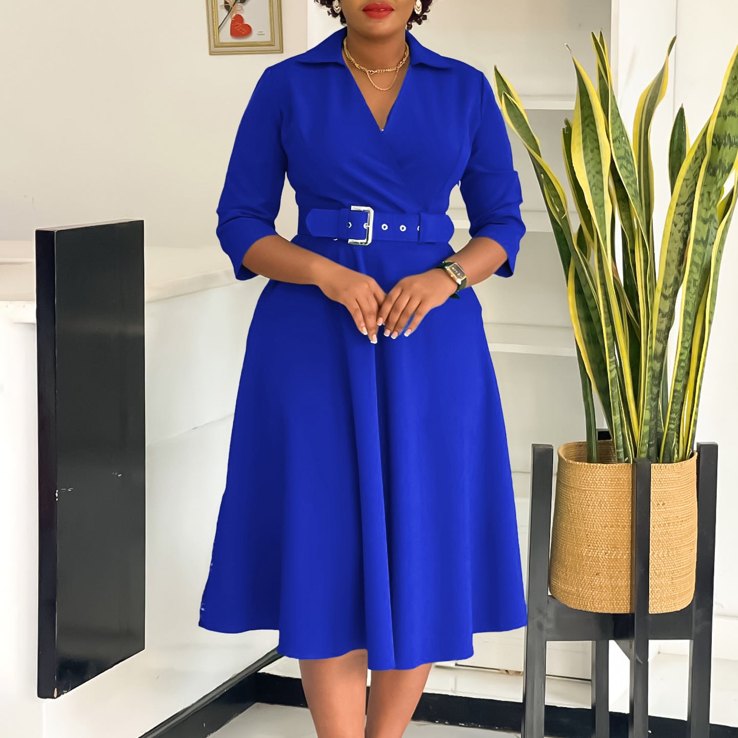 Robe portefeuille pour femmes avec ceinture cintrée et jupe évasée Chic und Stil