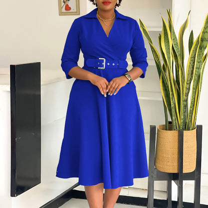 Robe portefeuille pour femmes avec ceinture cintrée et jupe évasée Chic und Stil