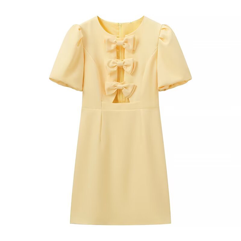 Robe pour femmes avec un design de volants amusant et des détails de nœud élégants Chic und Stil