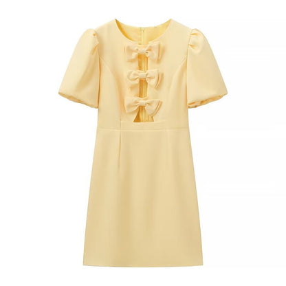 Robe pour femmes avec un design de volants amusant et des détails de nœud élégants Chic und Stil