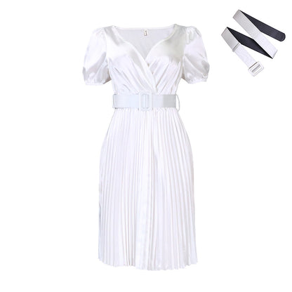Robe plissée pour femmes avec un élégant look drapé et une ceinture cintrée Chic und Stil