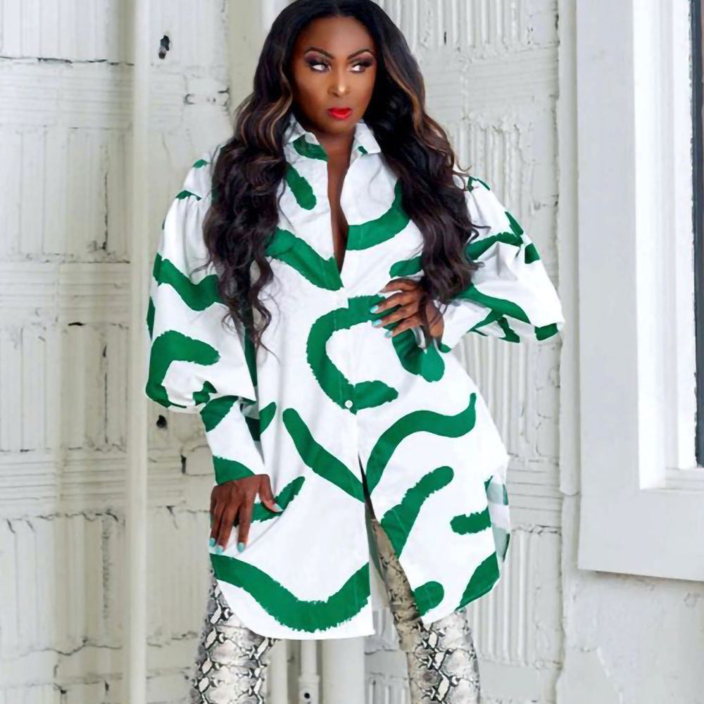 Robe chemise tendance pour femmes avec un motif accrocheur et des manches volantes Chic und Stil